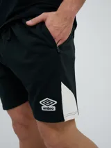 Bermuda deportiva Umbro de color azul marino, con inserciones laterales en color blanco y el logo de la marca estampado en la pierna izquierda.