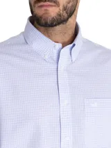 Camisa de manga larga RKF en color celeste con estampado de cuadrillé fino. Presenta cuello button-down, bolsillo frontal con logo bordado y puños con botones. Confeccionada en tejido resistente a las arrugas.