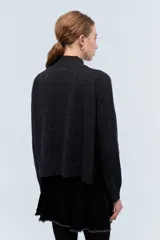 Sweater de tejido de punto color beige, con escote en V y calce holgado.