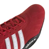 Championes Adidas Adiracer LO de perfil bajo, confeccionados en gamuza de color rojo con las icónicas tres tiras laterales en blanco. Presentan un diseño inspirado en el automovilismo con suela de goma negra y detalle de marca en el lateral.