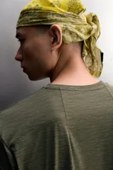Camiseta técnica regular fit de Zara Athleticz, color verde militar con diseño de rayas sutiles, cuello redondo y manga corta. Confeccionada en tejido ligero, elástico y de secado rápido con costuras planas.