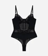 Body de tul negro con diseño de espalda descubierta, breteles finos ajustables y detalle de elástico decorativo con patrón geométrico en la cintura. Confeccionado en tejido transparente con forro de algodón.