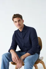 Camisa azul marino de manga larga con logo bordado y corte regular. Confeccionada en algodón.