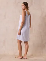 Camisón corto de tejido suave con estampado floral, escote redondo con botones y detalle plisado en la parte delantera.