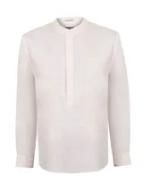 Camisa de lino de manga larga color blanco, con cuello mao y cierre frontal parcial con botones.