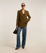 Blazer oversize color verde oliva, con solapas en el cuello y doble abotonadura delantera.