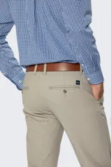 Pantalón clásico de gabardina de corte recto, con bolsillos traseros ojalados con botón y presillas para cinturón.