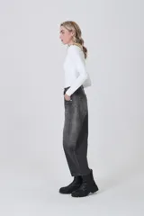 Pantalon de jean estilo barrel con efecto lavado, de tiro medio, con bolsillos laterales y traseros, y costuras decorativas en las rodillas.