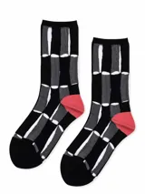 Par de medias de caña media con diseño geométrico de rectángulos en blanco, gris y negro. Puntera y talón en color coral.