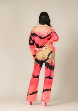 Buzo de algodón color beige con teñido degradado en rosa y detalles de líneas negras.