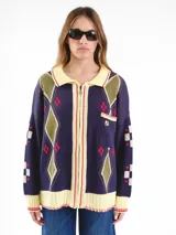 Campera tejida en jacquard con cierre frontal, cuello tipo polo y bolsillos delanteros. Diseño multicolor con estampado geométrico de rombos y detalles bordados a mano.