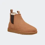 Botas UGG modelo Neumel Chelsea de gamuza color marrón, con doble elástico lateral, forro de lana UGGplush y suela Treadlite by UGG.