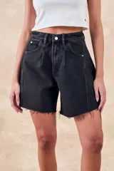 Bermuda de jean negro con corte wide leg, tiro medio y ruedo desflecado.