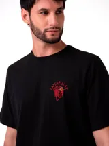 Remera de manga corta y cuello redondo color negro, con estampado gráfico en el pecho y en la espalda.