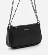 Bolso pequeño transversal negro, confeccionado en PU, con correa larga de cadena. Cierre por cremallera y placa metalizada con el logo de la marca.