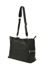 Cartera tipo shopper color negro, confeccionada en poliuretano, con bolsillos laterales con cierre y correa larga ajustable.