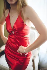 Vestido corto de fiesta color lila metalizado, con escote en V, breteles finos, cut-outs en la cintura y falda ajustada con cordones laterales.