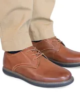 Zapato casual Hush Puppies modelo Bolo, confeccionado en cuero color marrón con costuras a la vista. Presenta cierre mediante cordones, interior forrado y suela de EVA flexible con diseño ergonómico.