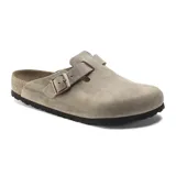 Zueco Birkenstock modelo Boston en cuero engrasado color marrón topo, con diseño cerrado en la parte delantera, tira ajustable con hebilla metálica y suela anatómica de corcho y EVA.