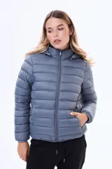 Campera puffer ultraliviana con capucha, cierre frontal y diseño acolchado horizontal. Incluye bolsa de guardado.