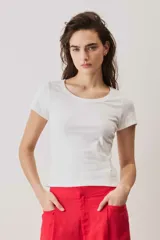 Remera negra de corte entallado, con cuello redondo y mangas cortas.