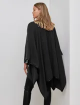 Ruana de tejido suave color azul oscuro, con vivos de ecocuero negro en los bordes.