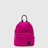 Mochila pequeña de diseño acolchado en color fucsia, con cierre principal y bolsillo frontal con cierre. Cuenta con asa superior negra, correas ajustables y detalle de etiqueta con logo de la marca en la parte inferior.