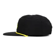Gorro negro de seis paneles con visera plana y logo bordado de Independent en amarillo. Cuenta con cordón amarillo decorativo en la base de la copa y cierre ajustable a presión en la parte trasera.