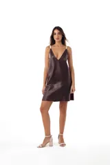 Vestido corto de cuero ovino color bordó, con escote en V, tirantes finos en tono crudo y detalles de gamuza bordó en los laterales.