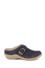 Zueco de cuero gamuza color azul marino, con tira ajustable en el empeine provista de hebilla metálica dorada grabada. Posee costuras pespunteadas en tono tostado y suela de goma en color beige.