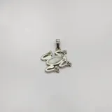 Dije con forma de rana realizado en plata, con incrustación de nácar en el cuerpo y pequeños cristales de circonia en los ojos.