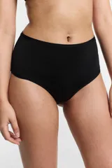 Bombacha de tiro alto color negro, confeccionada en microfibra suave y elástica, con fundillo de algodón.