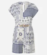 Enterito corto sin mangas de viscolino, con escote en V y estampado tipo patchwork en tonos blanco y azul marino, con motivos tropicales como palmeras y patrones geométricos. Incluye trabillas en la cintura y cinturón de cuerda trenzada.