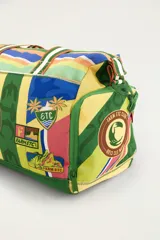 Bolso tote deportivo tipo duffel, multicolor con diseño estampado de rayas y parches estilo club deportivo, con asas de mano y correa ajustable para el hombro.