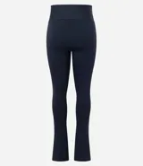 Pantalón deportivo tipo legging flare de tiro alto, confeccionado en microfibra con abertura lateral en el ruedo.