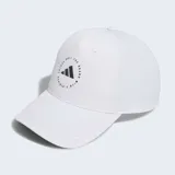 Gorro de golf Adidas color blanco, con diseño de cinco paneles y visera precurvada. Presenta un logo circular en el frente con las tres tiras características y cierre trasero ajustable a presión. Confeccionado en poliéster reciclado.