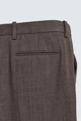 Pantalón straight fit color negro confeccionado en tejido con lana, con detalle de pliegues en el delantero, bolsillos frontales y traseros, y cierre frontal con cremallera y botón.