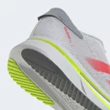 Championes de running Adidas Adizero SL2, diseñados con un exterior de malla técnica blanca y las icónicas tres tiras en color rosado. Incorporan tecnología de amortiguación Lightstrike Pro en la mediasuela con detalles en amarillo neón y suela de caucho para mayor tracción.