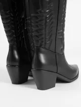 Botas tejana negras de caña media, con puntera en punta y detalles bordados en el empeine y la caña. Taco bajo y corte clásico.