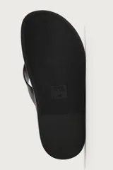 Sandalias de dedo color negro con suela plana y tiras anchas en el empeine con diseño de chancleta.