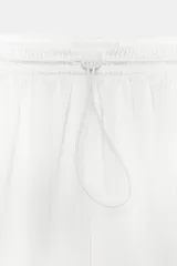 Bermuda satinada de tiro medio color blanco, con cintura elástica ajustable mediante cordón con stopper.