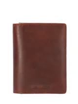 Billetera y porta pasaporte Hush Puppies modelo St Rainhill Passport, confeccionada en cuero natural color marrón, con compartimento para pasaporte, ranuras para tarjetas, pasador para lápiz y tecnología RFID.