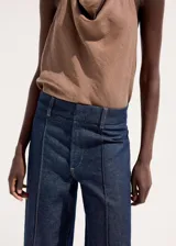 Pantalón jeans de corte wide leg en azul marino, con tiro medio, pernera recta y ancha, y costuras frontales marcadas a lo largo de cada pierna.