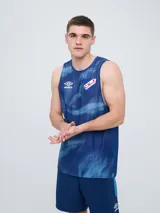 Musculosa deportiva Umbro del Club Nacional de Football, modelo Press para hombre. Diseño sin mangas en tonos azules con estampado abstracto, con el logo de la marca en el pecho derecho y el escudo del club en el izquierdo.