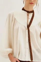 Collar largo tipo bufanda realizado en tejido de cuentas de vidrio color marrón cobrizo, con terminación de flecos.