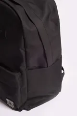 Mochila azul con logo bordado, bolsillos externos y bolsillo escondido al dorso con cierre.