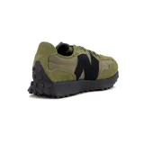 Championes urbanos New Balance modelo 327, color verde oliva con logo 'N' lateral en negro y suela de goma negra con relieve.