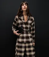 Pantalón de corte wide leg con acabado sastre, cintura estructurada con trabillas y estampado de cuadros. Confeccionado en tejido crepé con caída fluida.