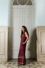 Vestido largo sin mangas con cuello alto y bolsillos, confeccionado en popelina de algodón con estampado a cuadros en tonos bordó, verde y azul.