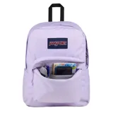 Mochila Jansport Superbreak de 26 litros, color lila con bolsillo frontal con cierre y el parche clásico de la marca en la parte delantera.